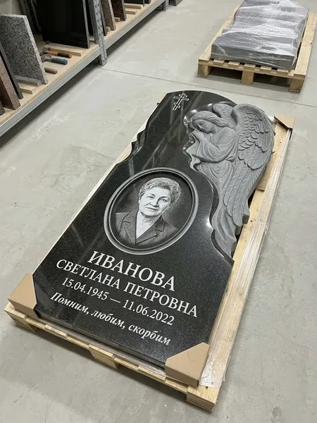 Овальный портрет на гранитной стеле
