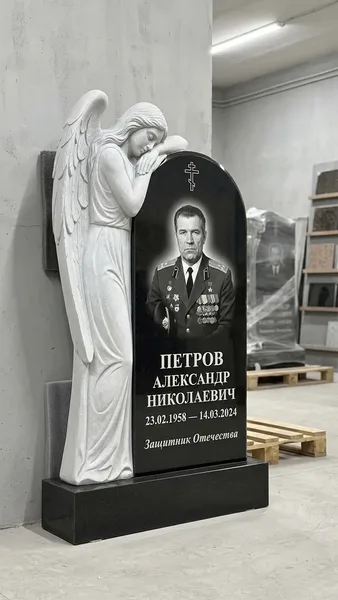 Гранитный памятник с фигурой ангела